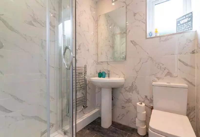Beautiful 6 Bedrooms Holiday Home Near Manchester