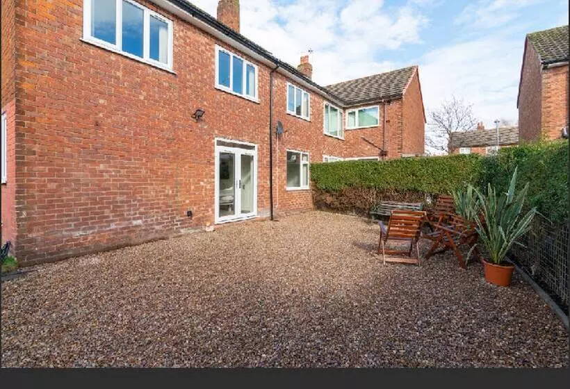 Beautiful 6 Bedrooms Holiday Home Near Manchester