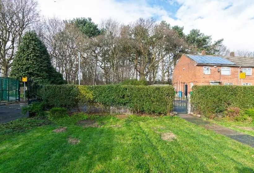 Beautiful 6 Bedrooms Holiday Home Near Manchester