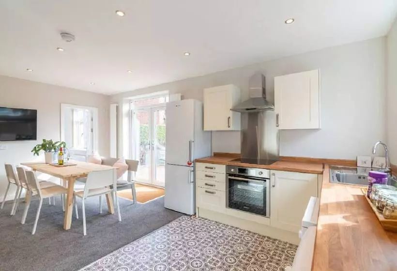 Beautiful 6 Bedrooms Holiday Home Near Manchester