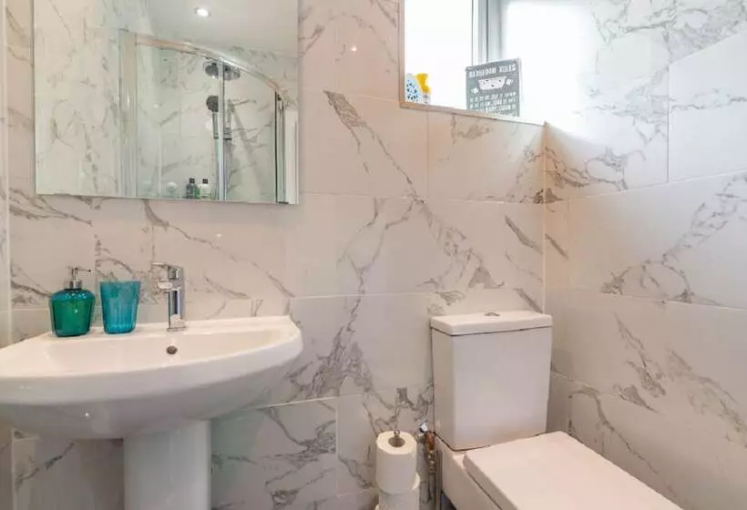 Beautiful 6 Bedrooms Holiday Home Near Manchester