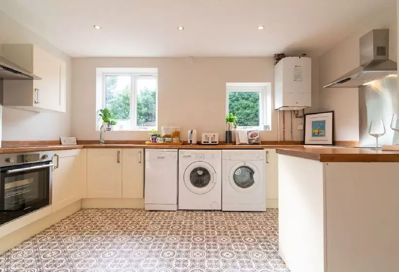 Beautiful 6 Bedrooms Holiday Home Near Manchester