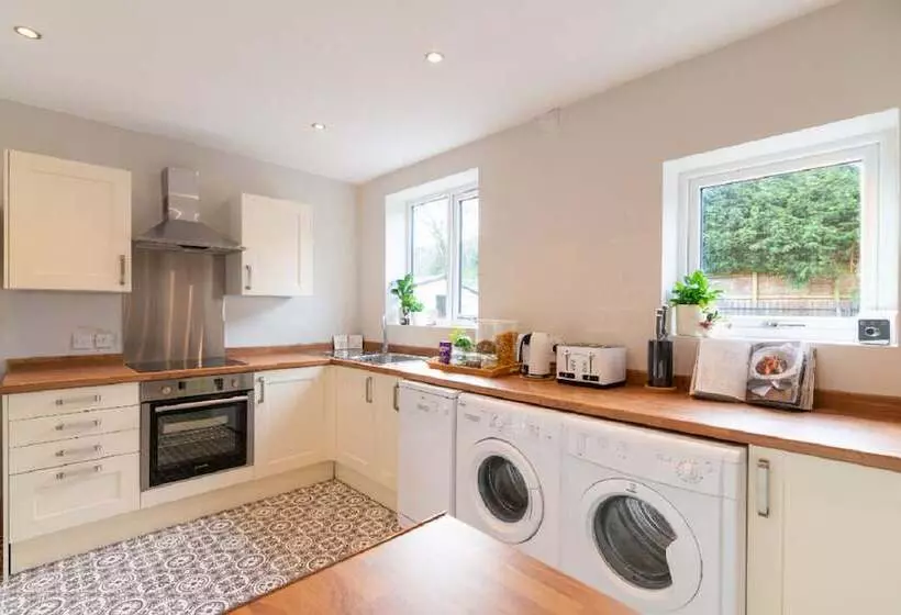 Beautiful 6 Bedrooms Holiday Home Near Manchester