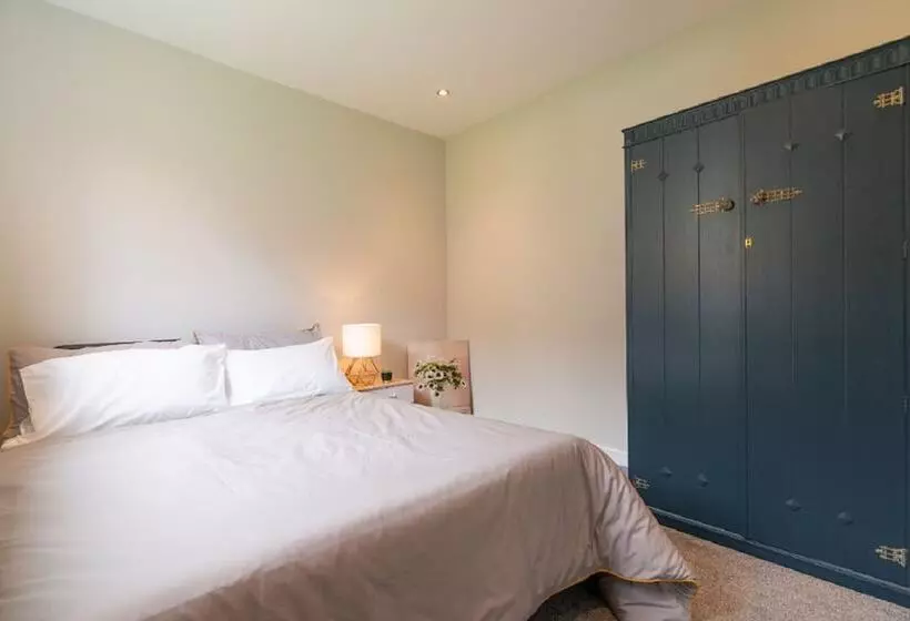 Beautiful 6 Bedrooms Holiday Home Near Manchester