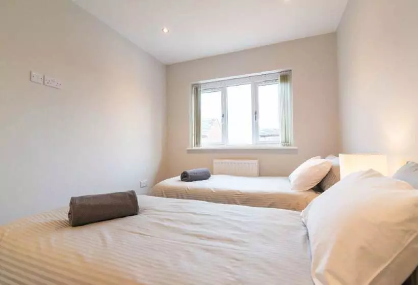 Beautiful 6 Bedrooms Holiday Home Near Manchester
