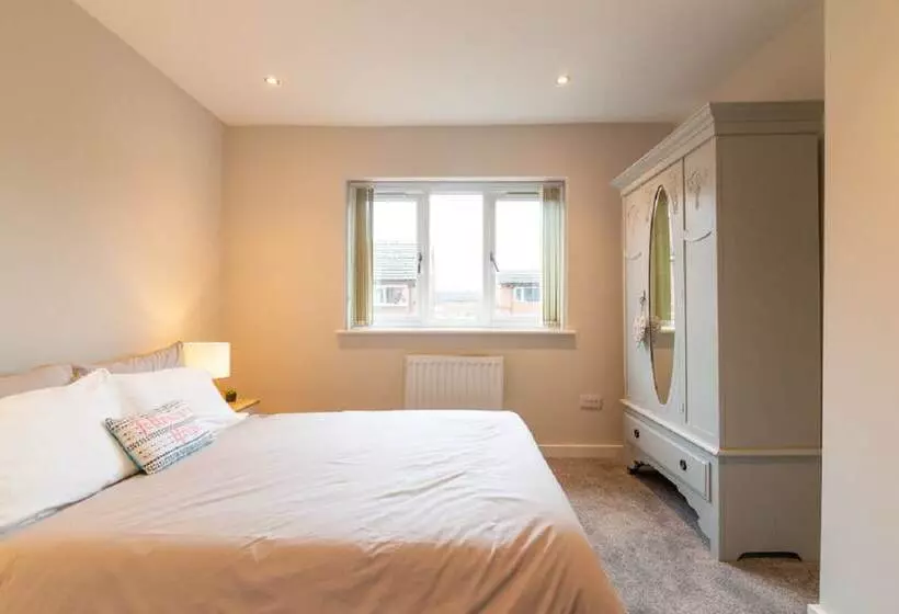 Beautiful 6 Bedrooms Holiday Home Near Manchester