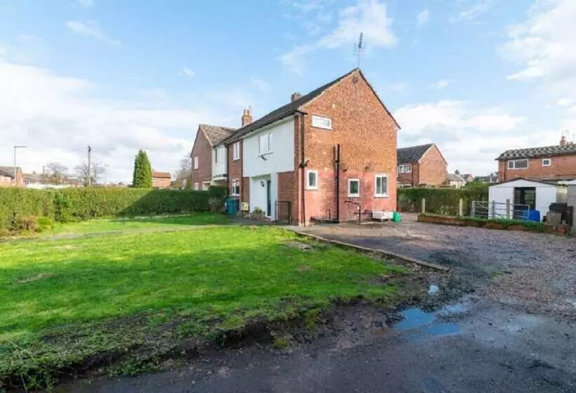Beautiful 6 Bedrooms Holiday Home Near Manchester