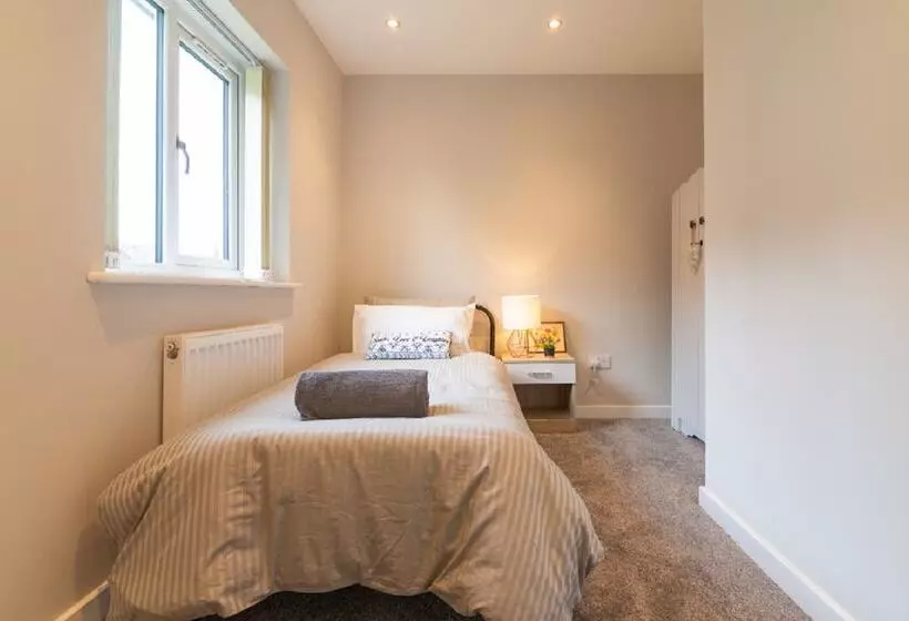 Beautiful 6 Bedrooms Holiday Home Near Manchester