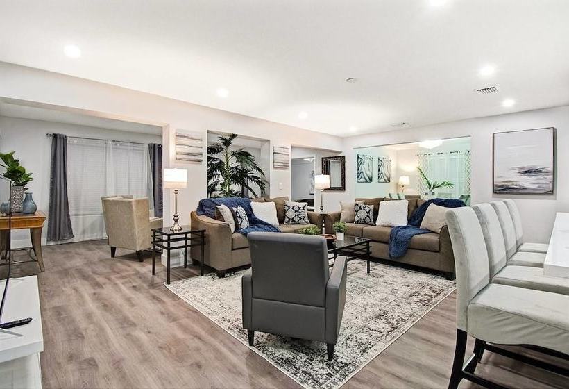 Comfortable Luxurious Home With Hot Tub, Near The Beach