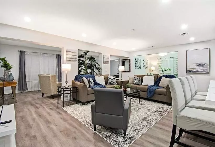 Comfortable Luxurious Home With Hot Tub, Near The Beach