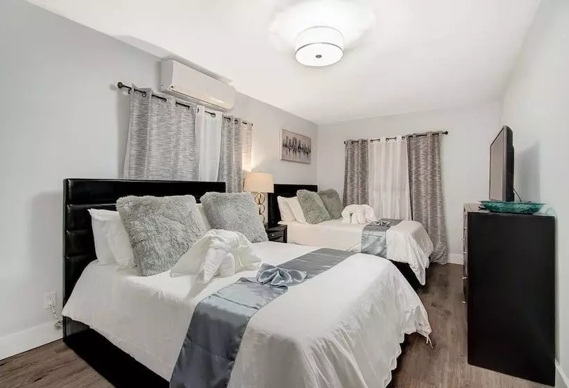 Comfortable Luxurious Home With Hot Tub, Near The Beach