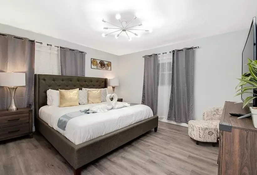 Comfortable Luxurious Home With Hot Tub, Near The Beach