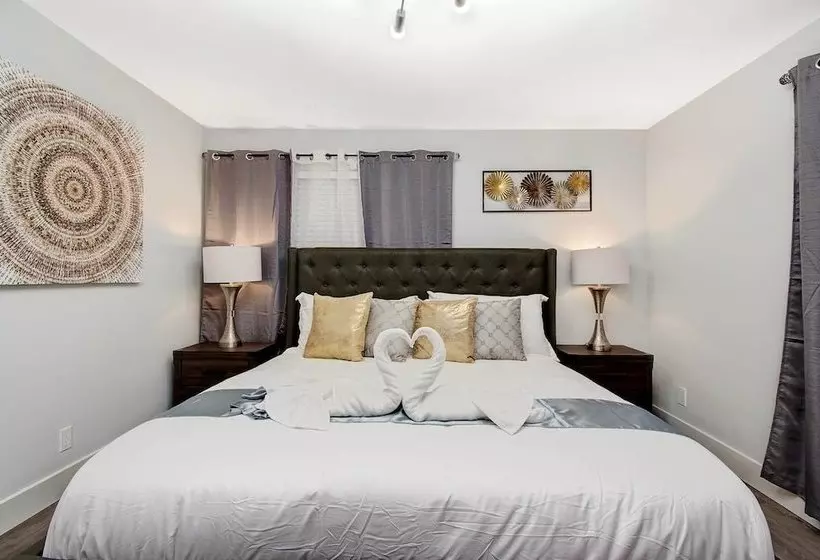 Comfortable Luxurious Home With Hot Tub, Near The Beach