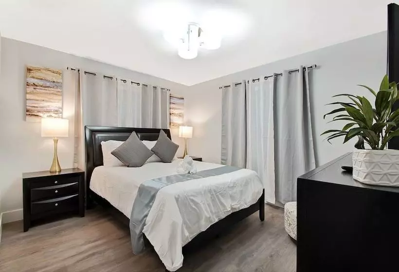 Comfortable Luxurious Home With Hot Tub, Near The Beach