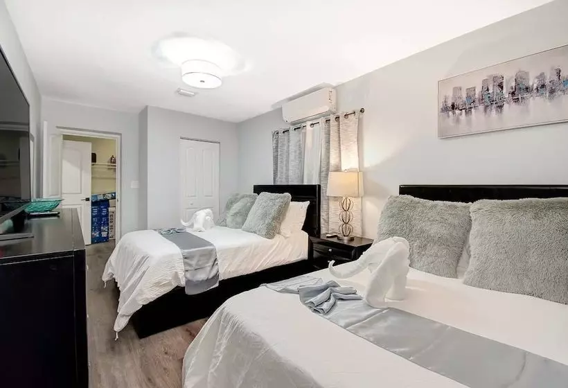 Comfortable Luxurious Home With Hot Tub, Near The Beach