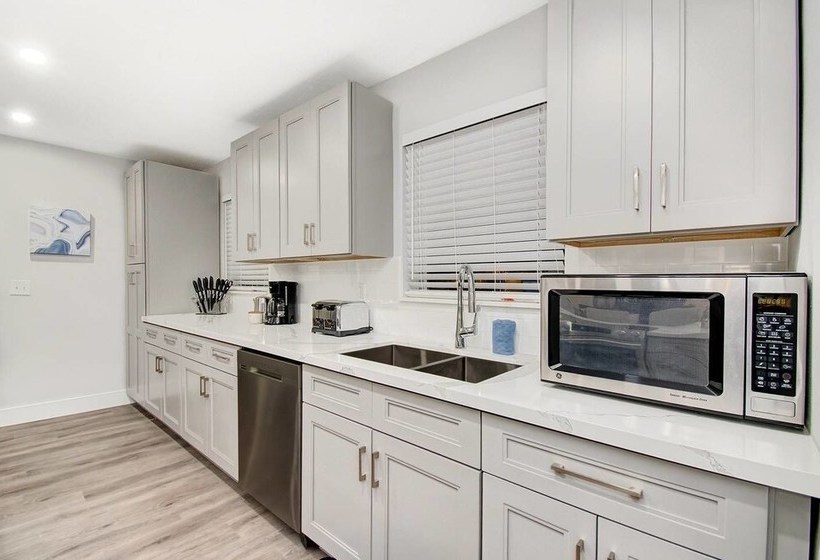 Comfortable Luxurious Home With Hot Tub, Near The Beach