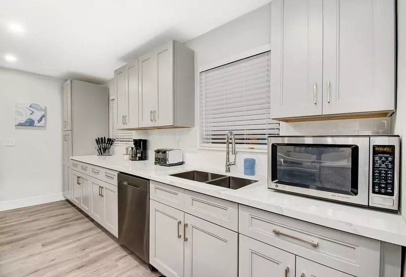 Comfortable Luxurious Home With Hot Tub, Near The Beach