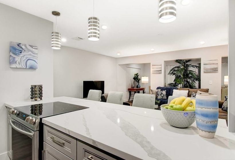 Comfortable Luxurious Home With Hot Tub, Near The Beach