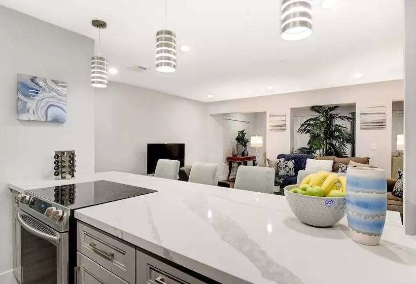 Comfortable Luxurious Home With Hot Tub, Near The Beach