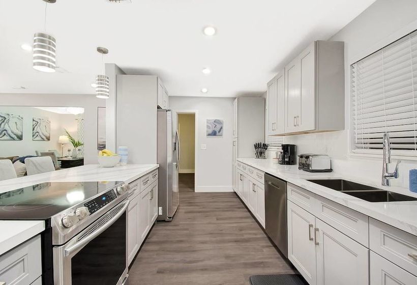 Comfortable Luxurious Home With Hot Tub, Near The Beach