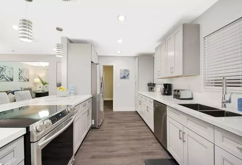 Comfortable Luxurious Home With Hot Tub, Near The Beach