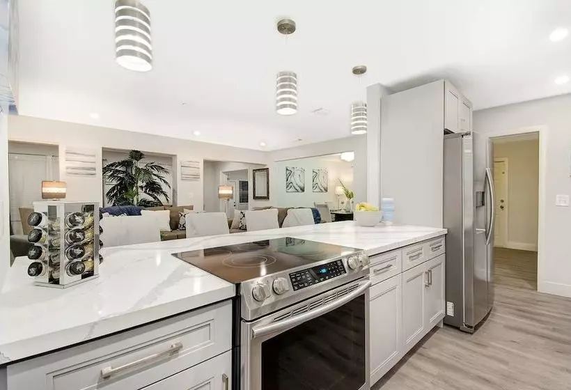 Comfortable Luxurious Home With Hot Tub, Near The Beach