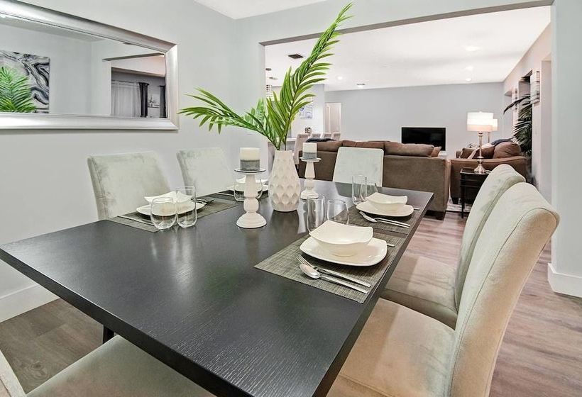 Comfortable Luxurious Home With Hot Tub, Near The Beach