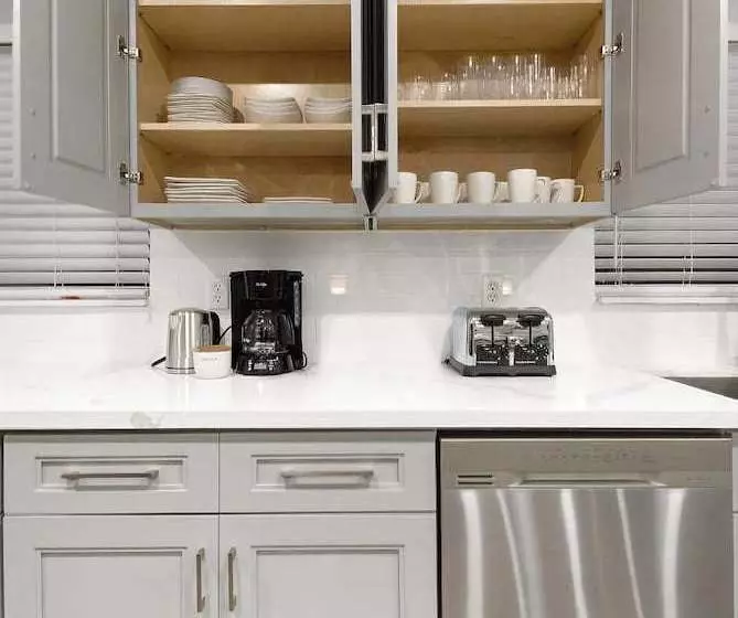 Comfortable Luxurious Home With Hot Tub, Near The Beach