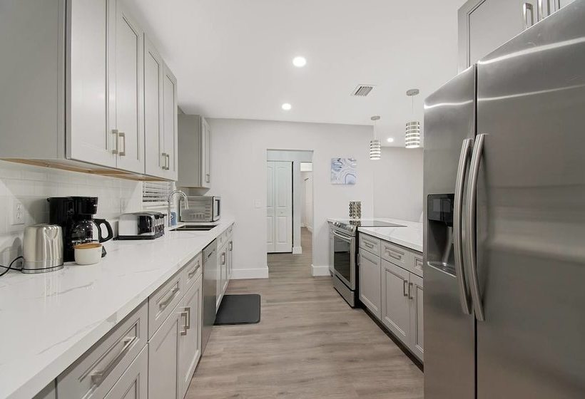 Comfortable Luxurious Home With Hot Tub, Near The Beach