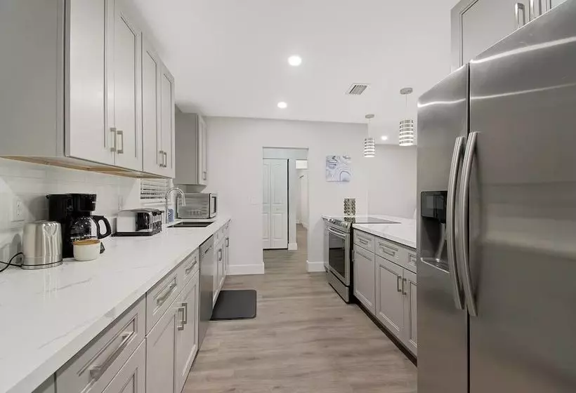 Comfortable Luxurious Home With Hot Tub, Near The Beach