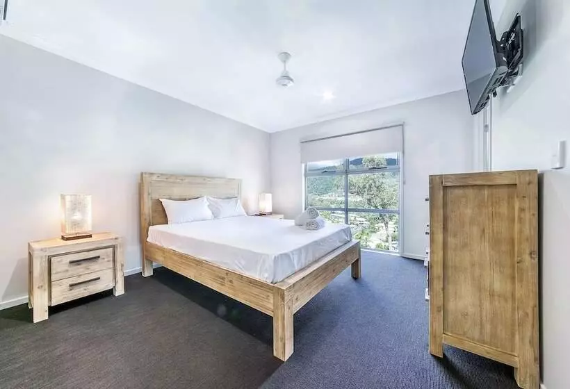 Great Escape   Cannonvale