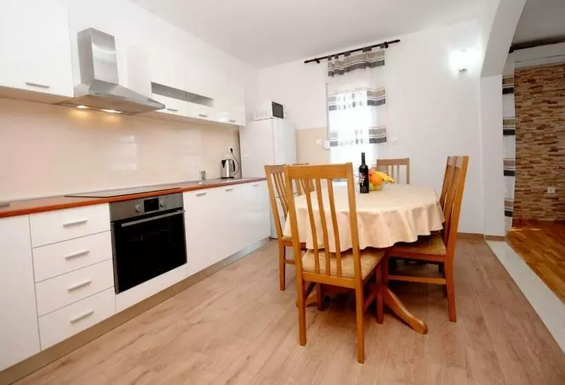 Spacious Apartment Antea