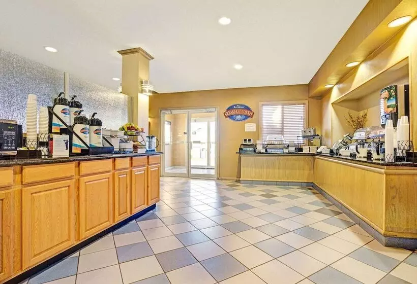 בית מלון כפרי Baymont By Wyndham Wahpeton