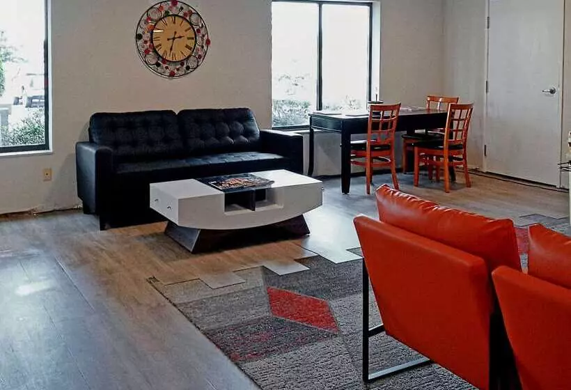 Отель Clarion Pointe Evansville North