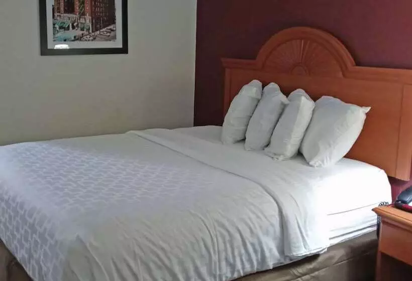 Отель Clarion Pointe Evansville North