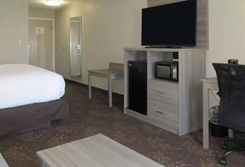 Отель Clarion Pointe Evansville North