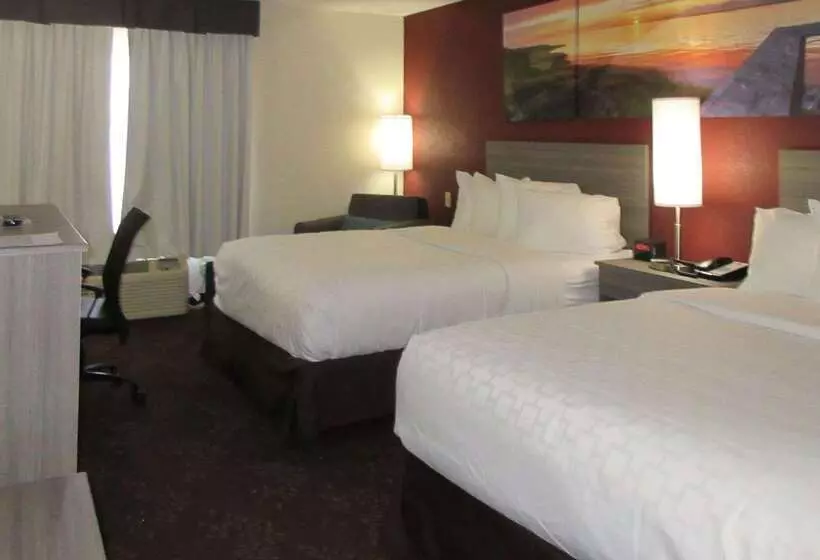 Отель Clarion Pointe Evansville North