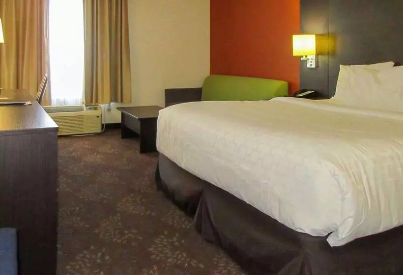 Отель Clarion Pointe Evansville North