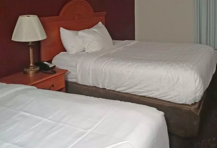 Отель Clarion Pointe Evansville North