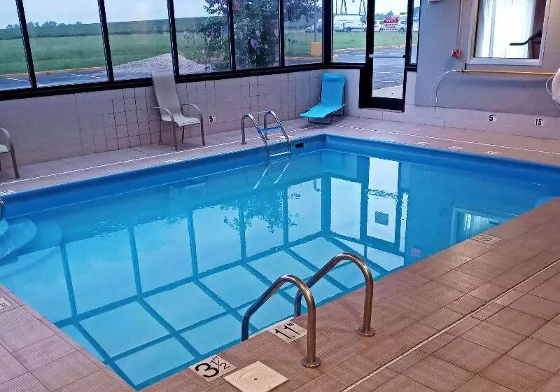 Отель Clarion Pointe Evansville North