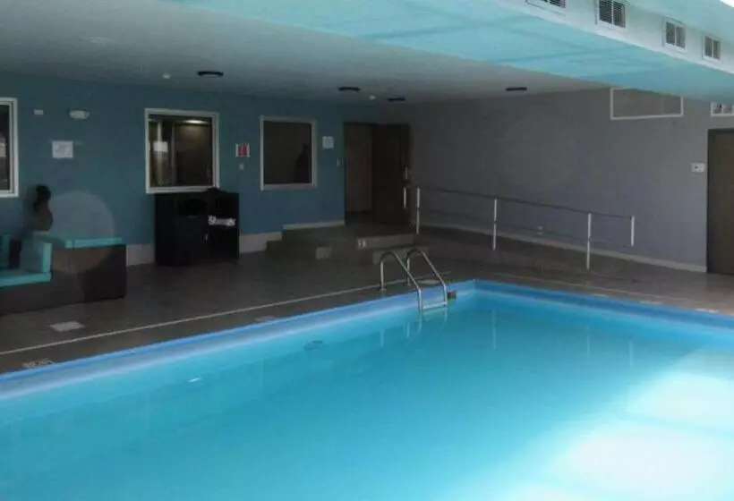 Отель Clarion Pointe Evansville North