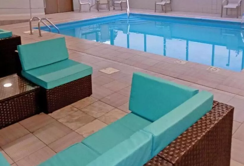 Отель Clarion Pointe Evansville North