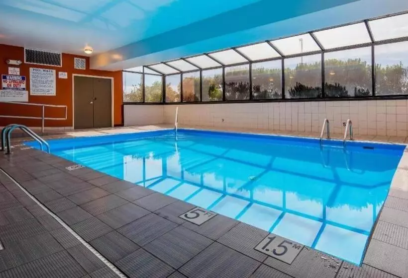 Отель Clarion Pointe Evansville North