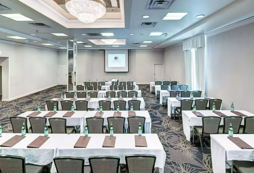 בית מלון כפרי Doubletree By Hilton Milwaukee Downtown