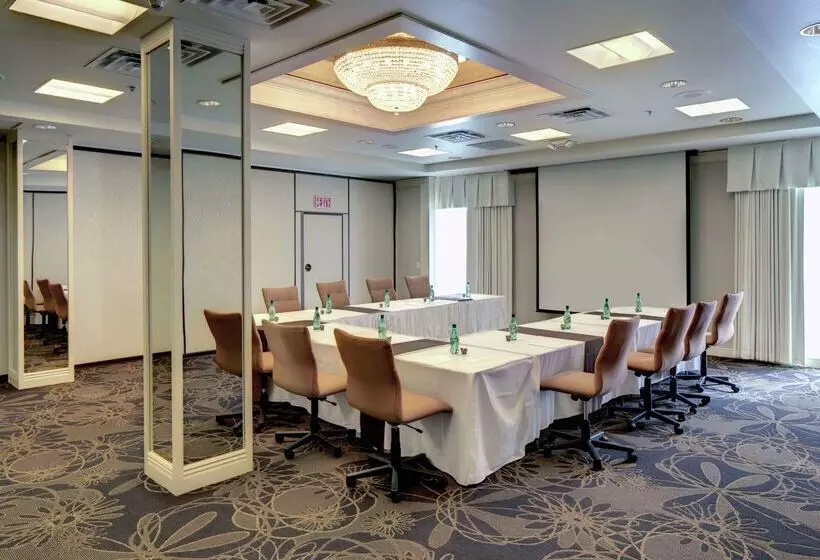 בית מלון כפרי Doubletree By Hilton Milwaukee Downtown