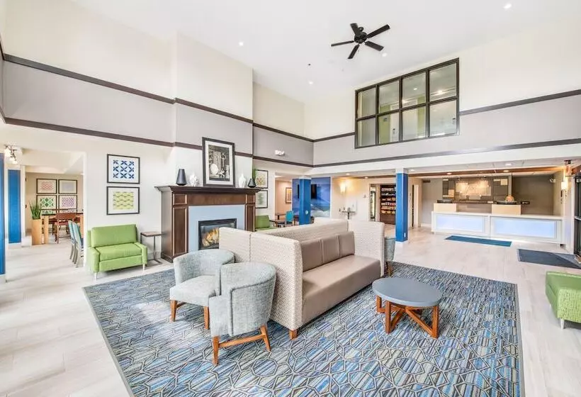 Отель Holiday Inn Express Delafield, An Ihg