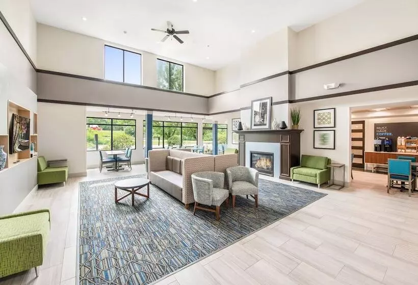 Отель Holiday Inn Express Delafield, An Ihg