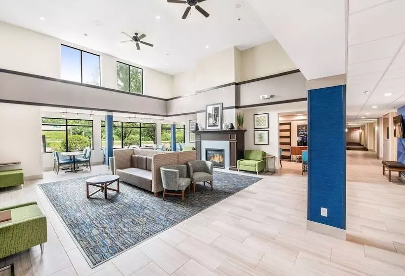 Отель Holiday Inn Express Delafield, An Ihg