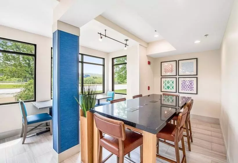 Отель Holiday Inn Express Delafield, An Ihg