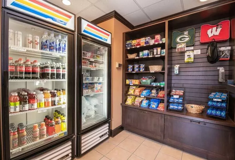 Отель Holiday Inn Express Delafield, An Ihg